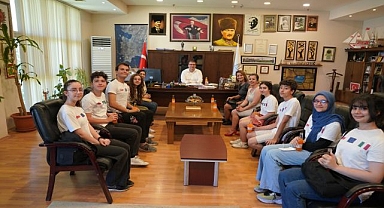 Başkan İtalya’dan dönen gençleri mandalina gazozu ile karşıladı