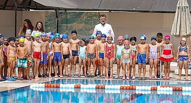 Başkan Sandal çocukları havuzla tanıştırdı
