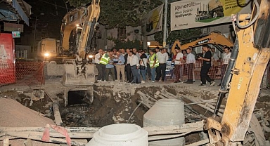 Başkan Soyer gece şantiyede, gündüz çarşıda