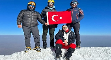Zafer Bayramı’nı Ağrı Dağı Zirvesi’nde kutladı