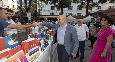 İzmir’in 100 yıllık külliyatı kitaplaştırıldı