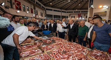 Sezonu açan İzmirli balıkçılar siftahı Başkan Soyer ile yaptı