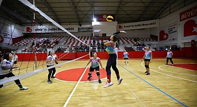 Bayraklı'da kutlamalar turnuva ile başladı