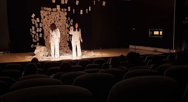 İzmir’de tiyatro şöleni