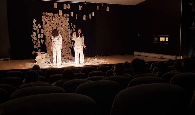 İzmir’de tiyatro şöleni
