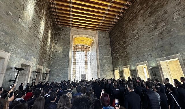 Genç İzmir Anıtkabir'de