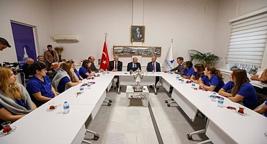 Avrupa şampiyonları kupayı Başkan Soyer’e teslim etti