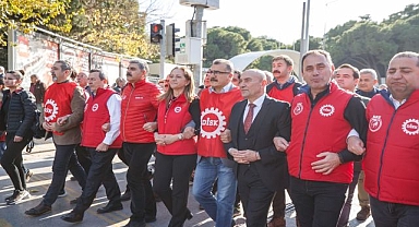 Başkan Soyer DİSK yürüyüşüne katıldı
