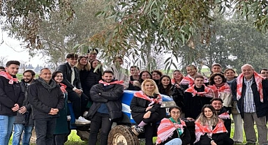 Gençler tarlaya girdi