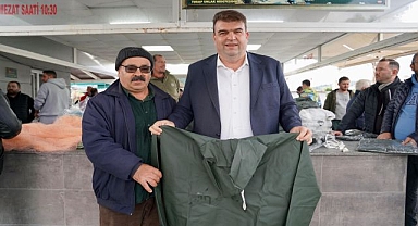 Belediyeden balıkçılara yağmurluk