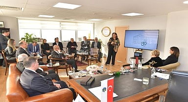 “Hizmetin siyaseti olmasın”