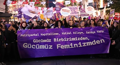 Feminist gece yürüyüşüne katıldı