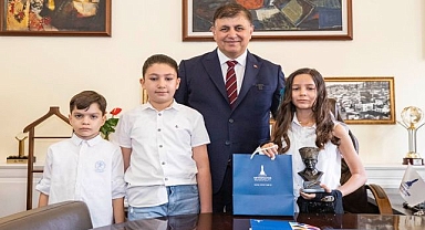 Büyükşehir’in küçük başkanından şarkılı mesaj