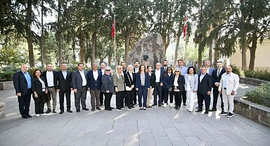 Karşıyaka’da ilk ziyaret Zübeyde Hanım’a