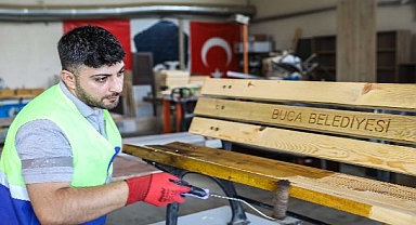 Buca’da ahşap atıklar kent mobilyasına dönüştürülüyor