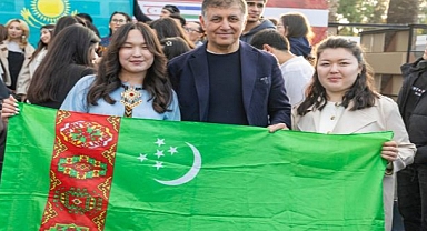 Başkan Tugay Dünya Türk Dili Ailesi Günü’nü öğrencilerle birlikte kutladı