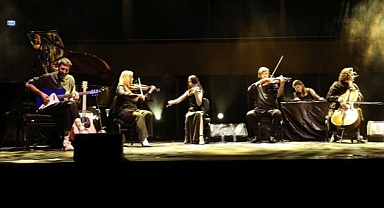 Dünyaca ünlü piyanist İzmir'de ayakta alkışlandı