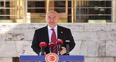 CHP’li Murat Bakan kaldırımda görevlendirilen polisi Meclis’e taşıdı!