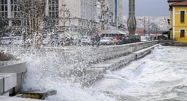 Fırtına duvarı Kordon’da taşkını önledi
