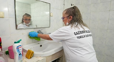 Gaziemir Belediyesi evleri temizliyor, hayatları kolaylaştırıyor