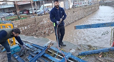 İzmir Büyükşehir Belediyesi ekipleri sağanak yağış nedeniyle seferber oldu