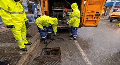 İzmir Büyükşehir Belediyesi ekipleri sağanak yağış ve fırtına nedeniyle seferber oldu