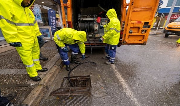 İzmir Büyükşehir Belediyesi ekipleri sağanak yağış ve fırtına nedeniyle seferber oldu