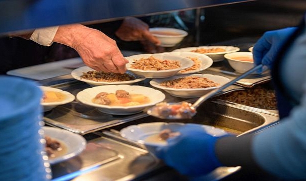 İzmir’de bir tabak yemekle hayatlar ısınıyor
