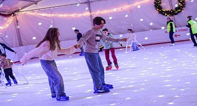 İzmir'de kışın keyfi buzda yaşanıyor