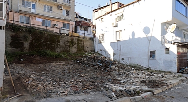Konak’ta metruk bina yıkımları sürüyor