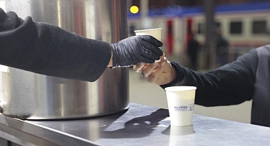 Soğuk kış sabahlarında çorba ikramı yapılıyor