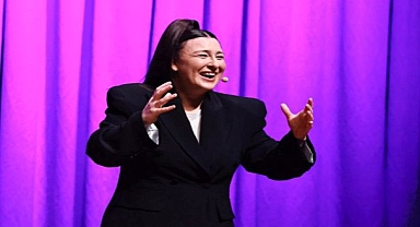 Yasemin Sakallıoğlu, İzmirlileri kahkahaya boğdu