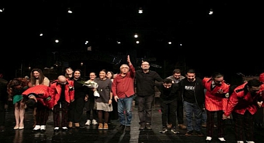 İzmir Şehir Tiyatroları’ndan görkemli prömiyer