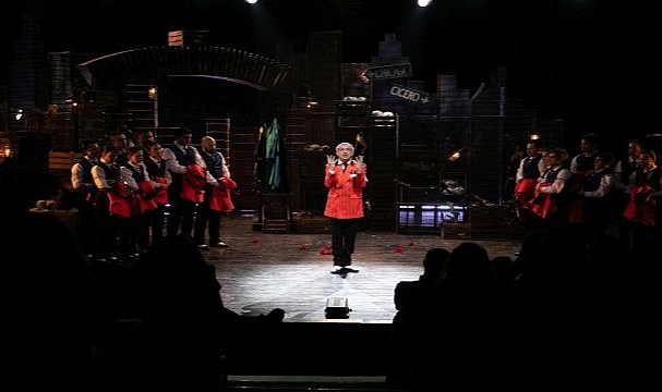 İzmir Şehir Tiyatroları’ndan görkemli prömiyer