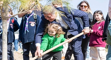 Başkan Tugay çocuklara verdiği sözü tuttu, fidanlar toprakla buluştu