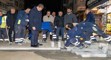Başkan Tugay yol emekçileriyle gece mesaisinde buluştu