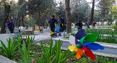 İzmir’de mezarlıklar Ramazan Bayramı’na hazırlanıyor