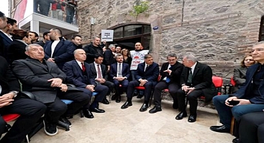 İzmir'de yalnız direniş: Cemil Tugay, Meslek Fabrikası önünde