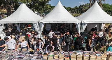 İzmir’de edebiyatın kalbi Kültürpark’ta attı 