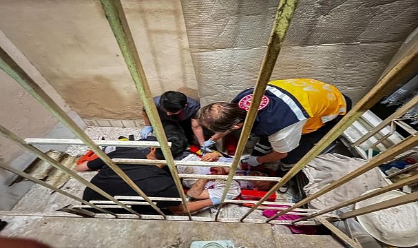 Apartman boşluğuna düşen vatandaş, itfaiye ekipleri tarafından kurtarıldı