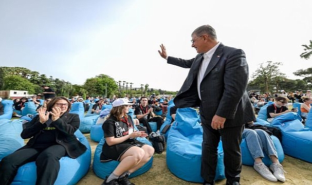 İzmir gençlere alan açıyor