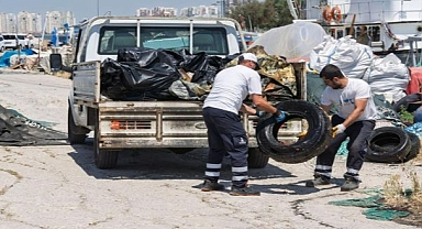 Araba lastiği, masa, sandalye de çıktı klozet kapağı da