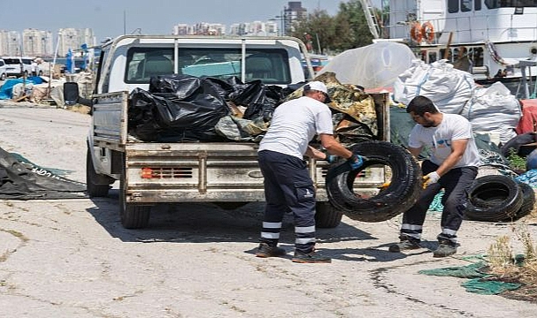 Araba lastiği, masa, sandalye de çıktı klozet kapağı da