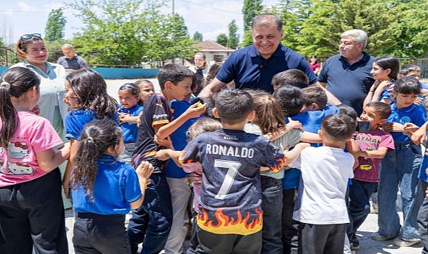 Başkan Tugay’dan Kirazlı çocuklara karne hediyesi