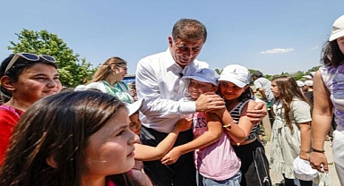 Başkan Tugay sözünü tuttu, çocukların yüzü güldü 