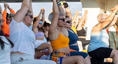 Körfez’in mavisinde 400 kişilik yoga buluşması