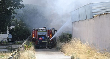 Bornova’da ot yangını büyümeden söndürüldü