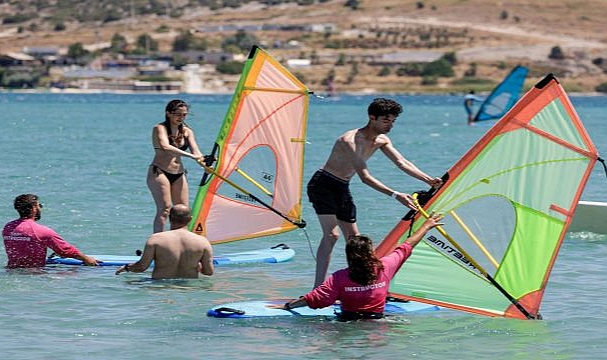 İzmir’de Büyükşehir’den gençlere sörf deneyimi