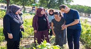 Toprakla buluşan kadınlar, hasat sevincini Başkan Tugay’la yaşadı
