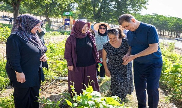 Toprakla buluşan kadınlar, hasat sevincini Başkan Tugay’la yaşadı